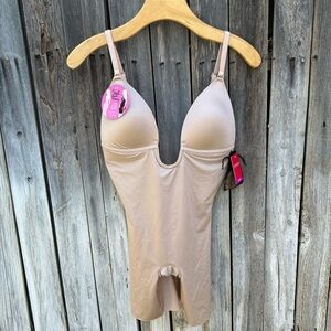 NWT Spanx Plunge Low Back Mid Thigh Bodysuit Champagne Beige M